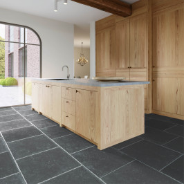 Keramische vloer- en wandtegel | 61.5x61.5 cm | Tilestone Blue Stone Nero keramische vloertegel, vloertegels, donkergrijs-antraciet, imitatie natuursteen blauwe steen, tilestone,